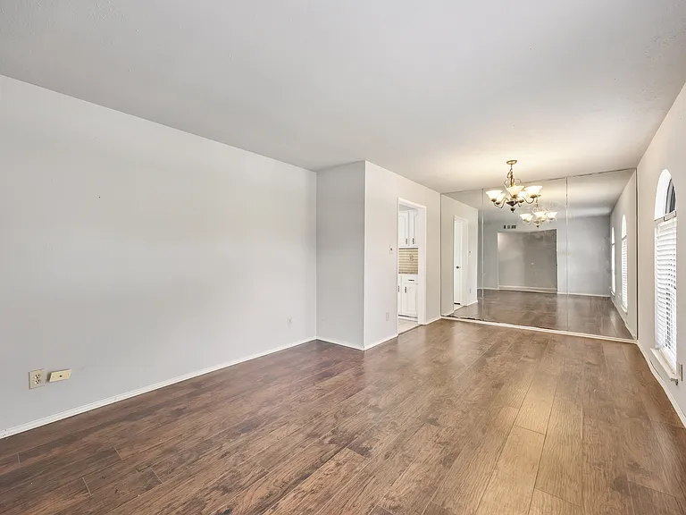 2933 Silverdale Ln — Photo 2
