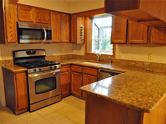 5th image of 340 Plymouth Dr