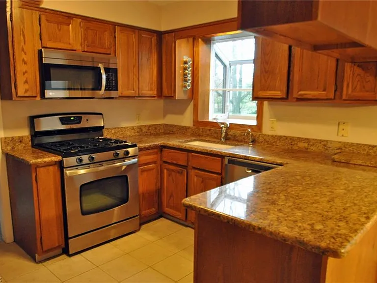 340 Plymouth Dr — Photo 5
