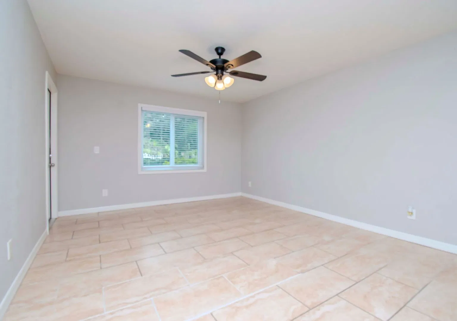 2/2 Condo Downstairs in Heart of Brandon @ The Hamptons of Brandon — Photo 4