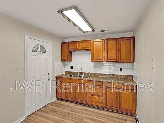 2nd image of 3825 Division St