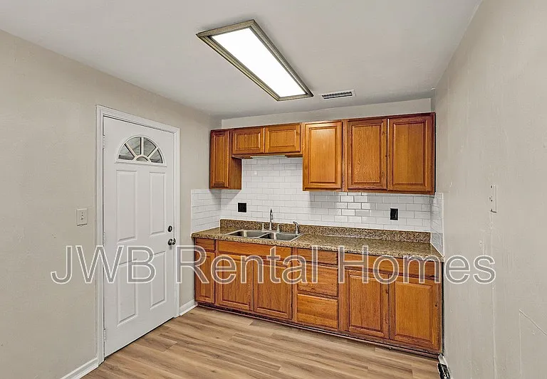 3825 Division St — Photo 2