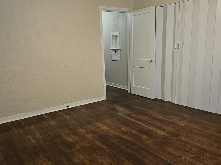 720 N Englewood Ave — Photo 23