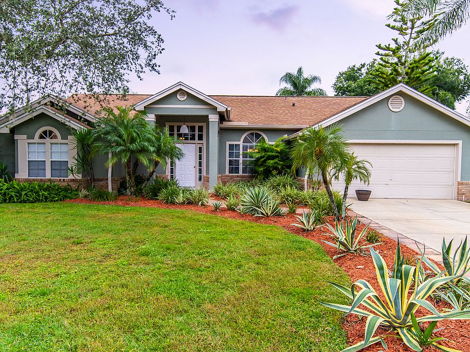 1st image of 302 Oak Leaf Cir