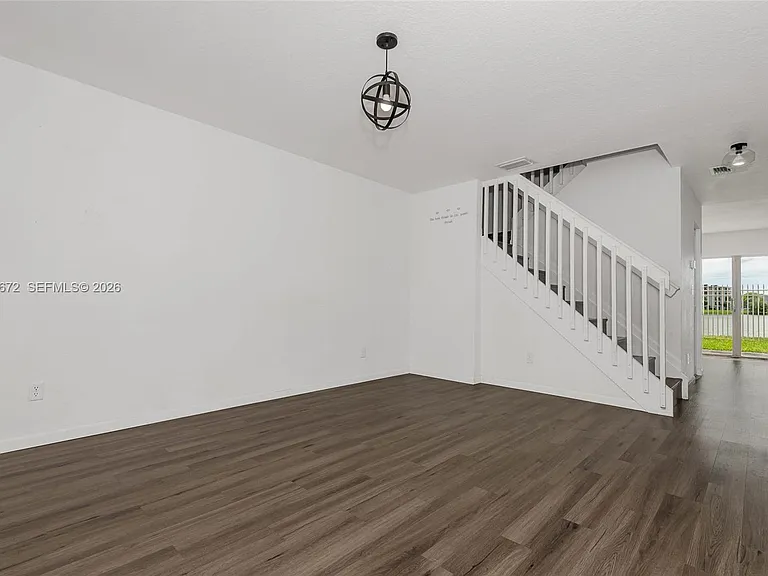 2123 SW 87th Ter — Photo 2