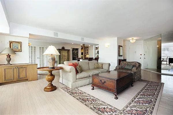 Sold by R New York | media 34