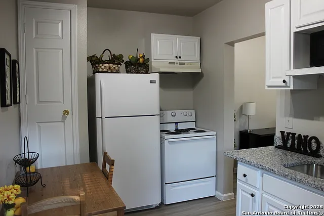 1524 W Craig Pl — Photo 5