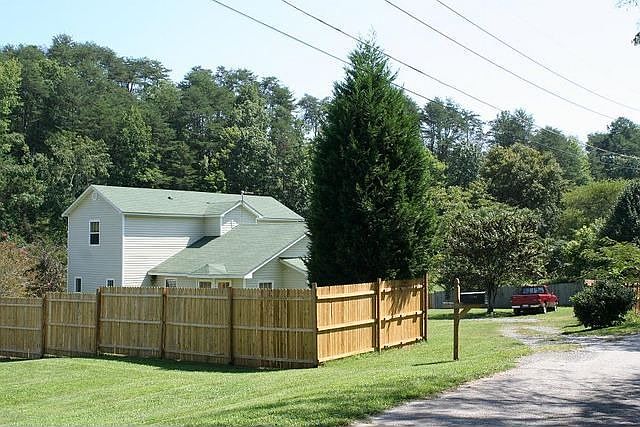 The entrance into the driveway & yard