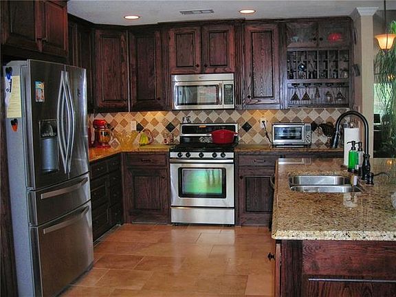 5th image of 913 Birkshire Dr