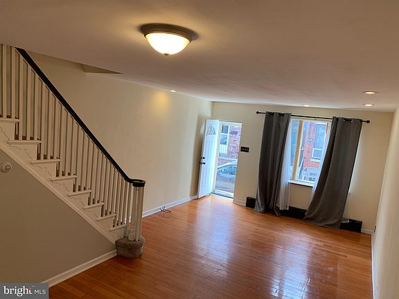 3rd image of 945 Daly St