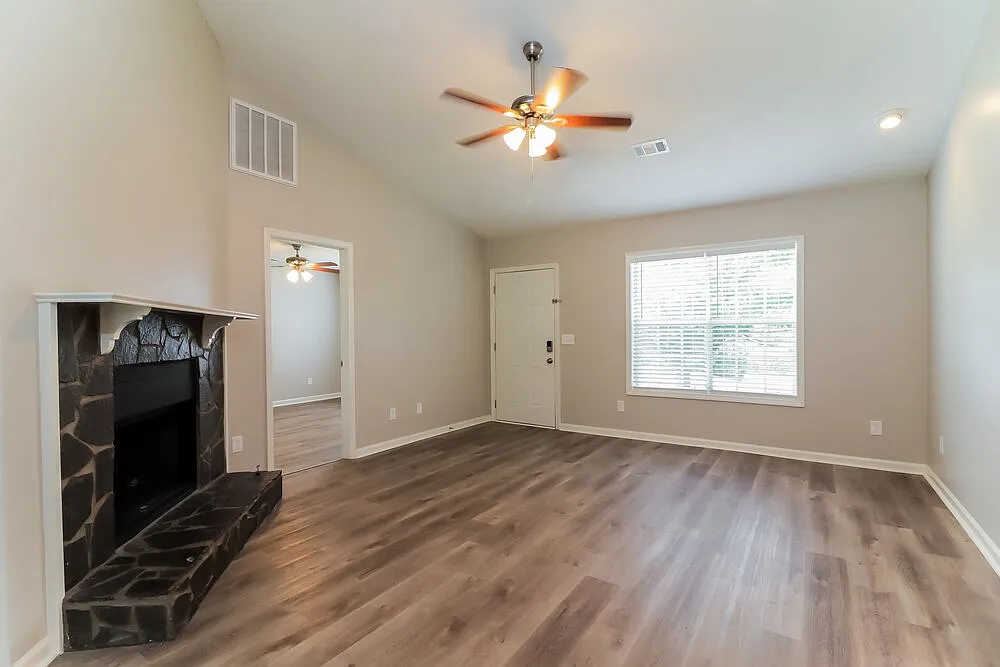 3 bed, 2.0 bath, 1308 sqft, $2,610 — Photo 3