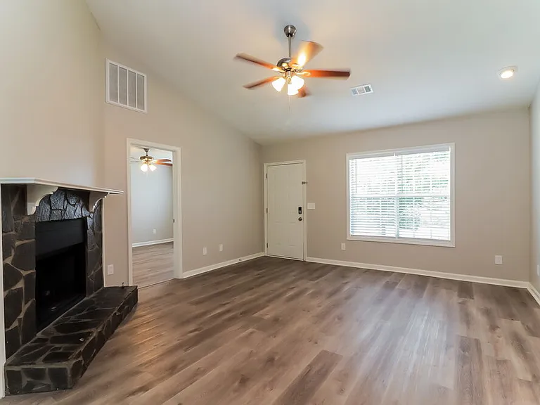 4961 Hampstead Ln — Photo 4