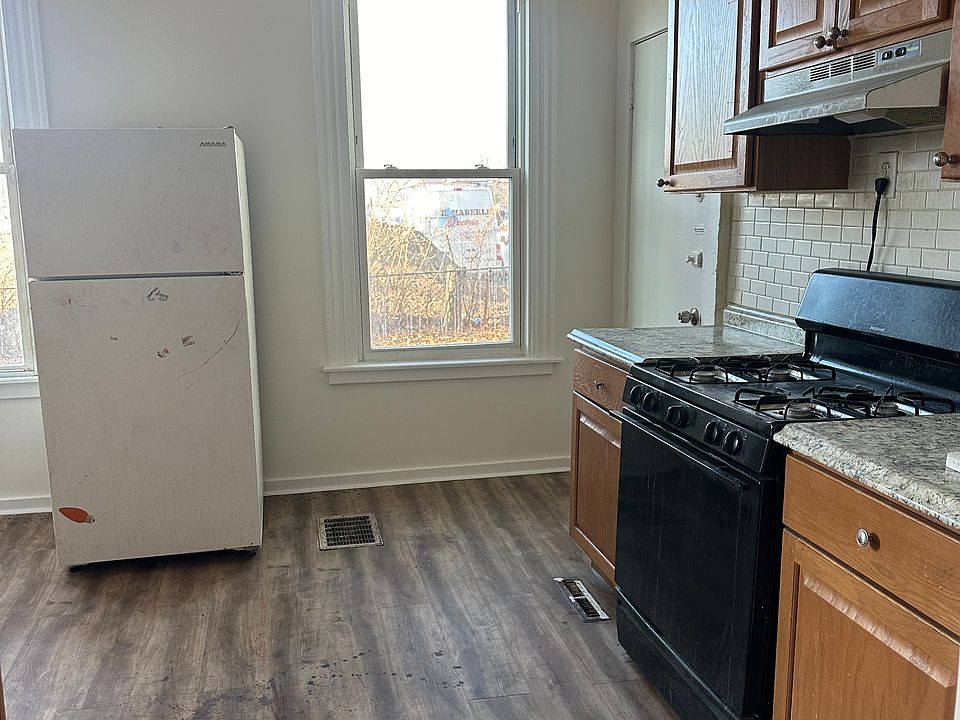 1st image of 574 Howard Ave Floor 1