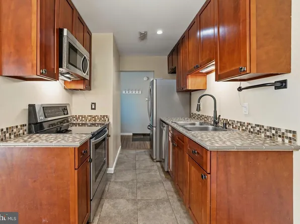 3 E Daisy Ln #B, Mount Laurel, NJ 08054