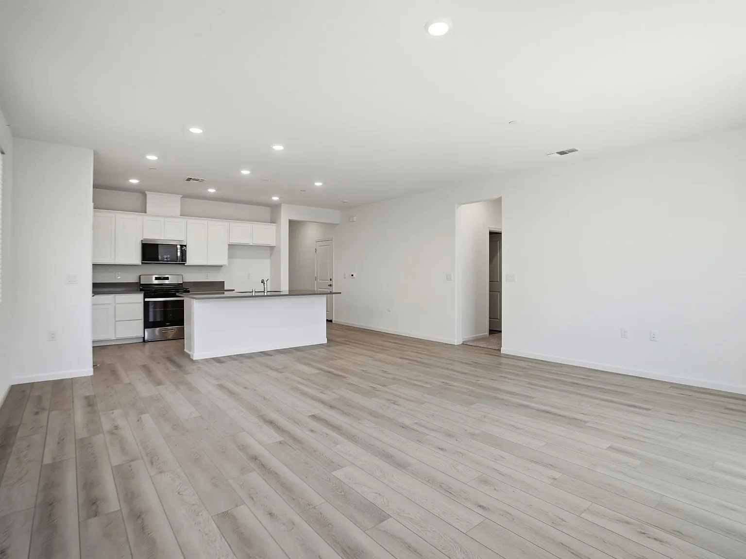 4 bed, 1603 sqft, $2,950 — Photo 4