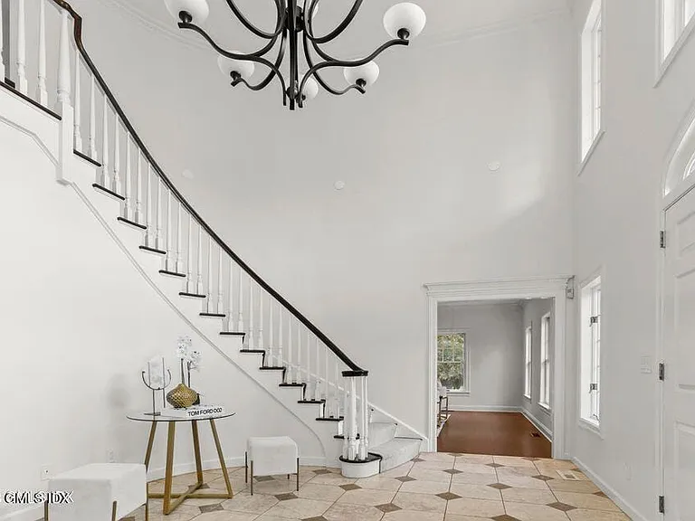 26 Round Hill Rd — Photo 6