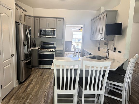 Kitchen / Breakfast Bar