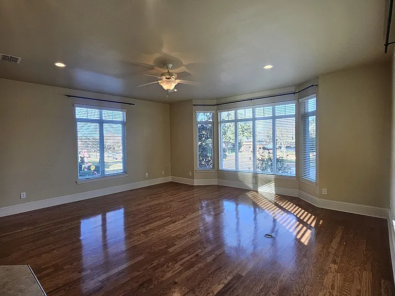 2505 Cambridge Dr — Photo 2
