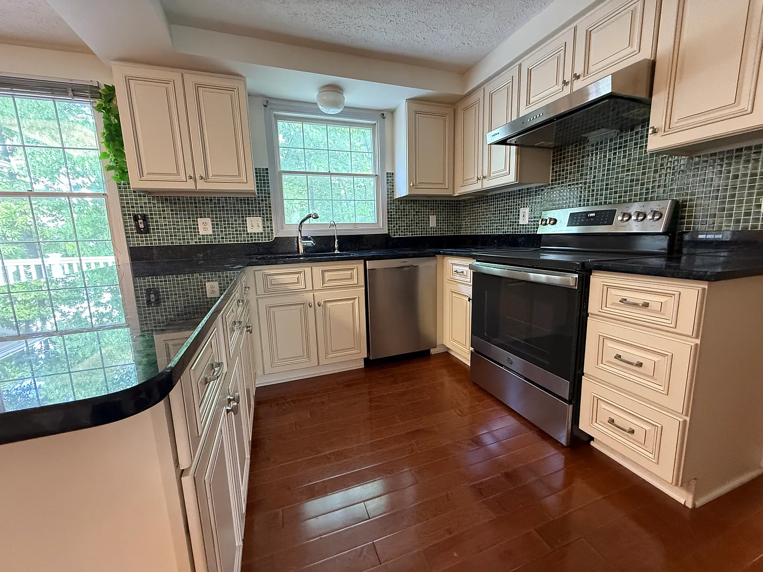 4 bed, 3.5 bath, 3928 sqft, $5,150 — Photo 4