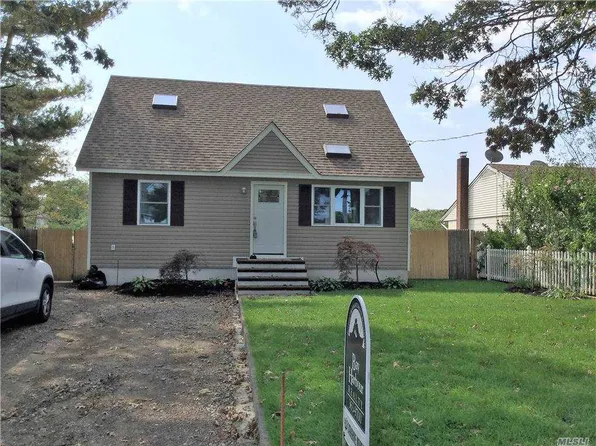 86 Sinn St, Patchogue, NY 11772