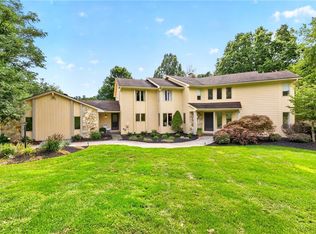 11 Pondview Dr, Pittsford, NY 14534