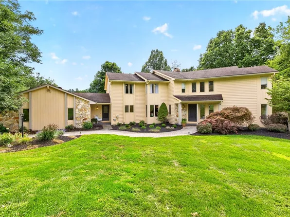 11 Pondview Dr, Pittsford, NY 14534