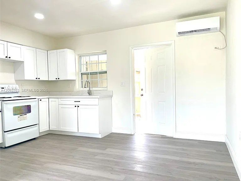 1004 SW 24th Ave #1 — Photo 5