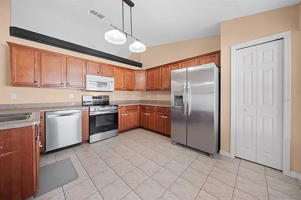 4 bed, 2016 sqft, $1,800 — Photo 3