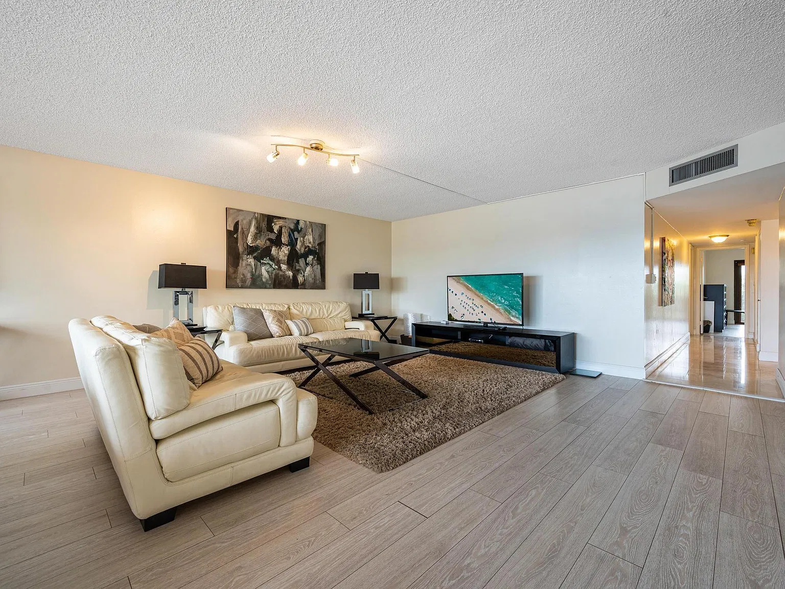 2 bed, 2.0 bath, 1700 sqft, $5,000 — Photo 2