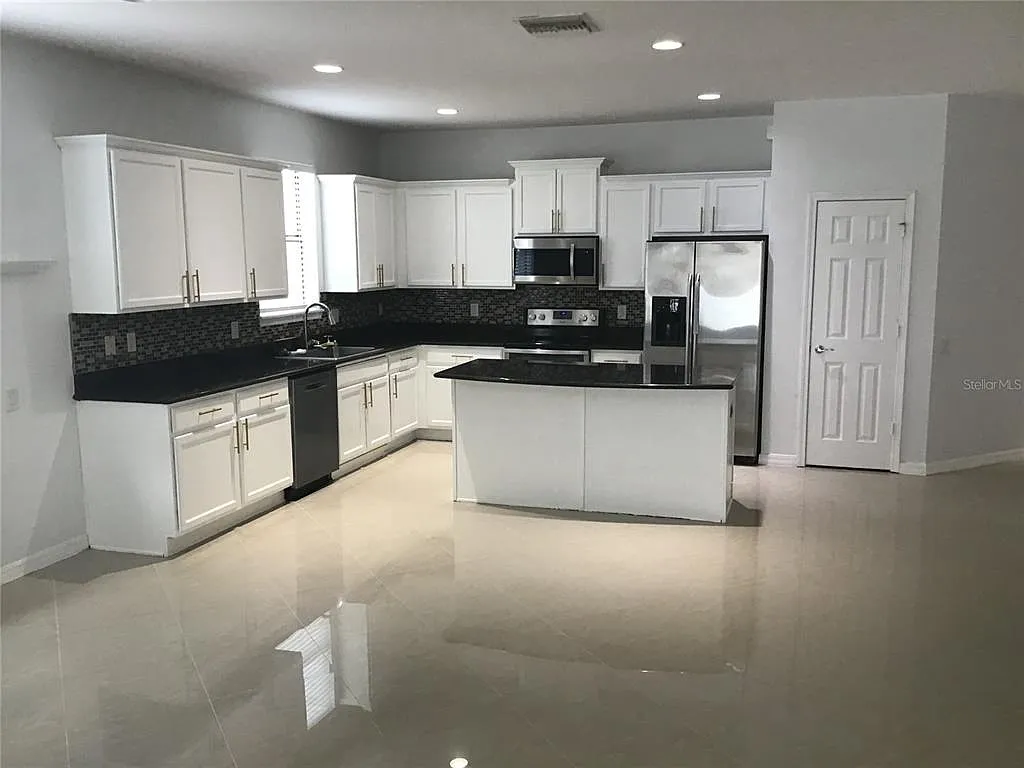 4 bed, 2.0 bath, 2144 sqft, $2,500 — Photo 4