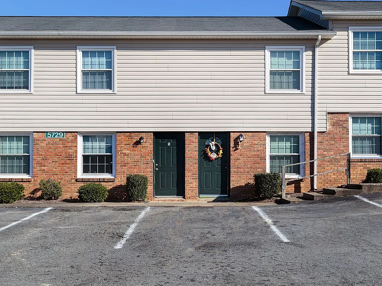 Charlotte NC Apartments For Rent | Arcadian Village | Neighborhood