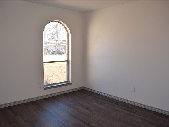 5th image of 811 Meadowlark Dr