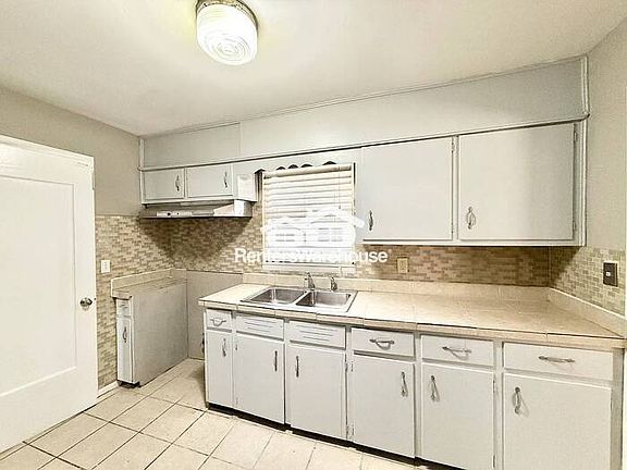 5th image of 940 Center Way SW