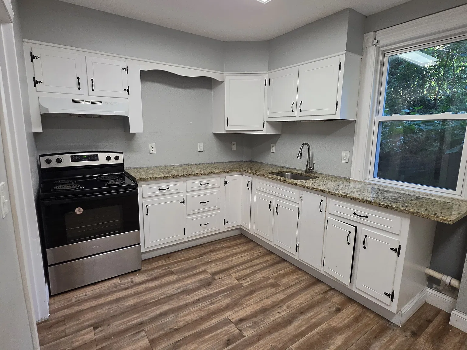 4 bed, 1.5 bath, $1,850 — Photo 2