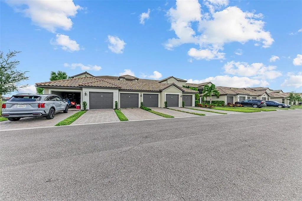 2 bed, 2.0 bath, 1329 sqft, $3,100 — Photo 1
