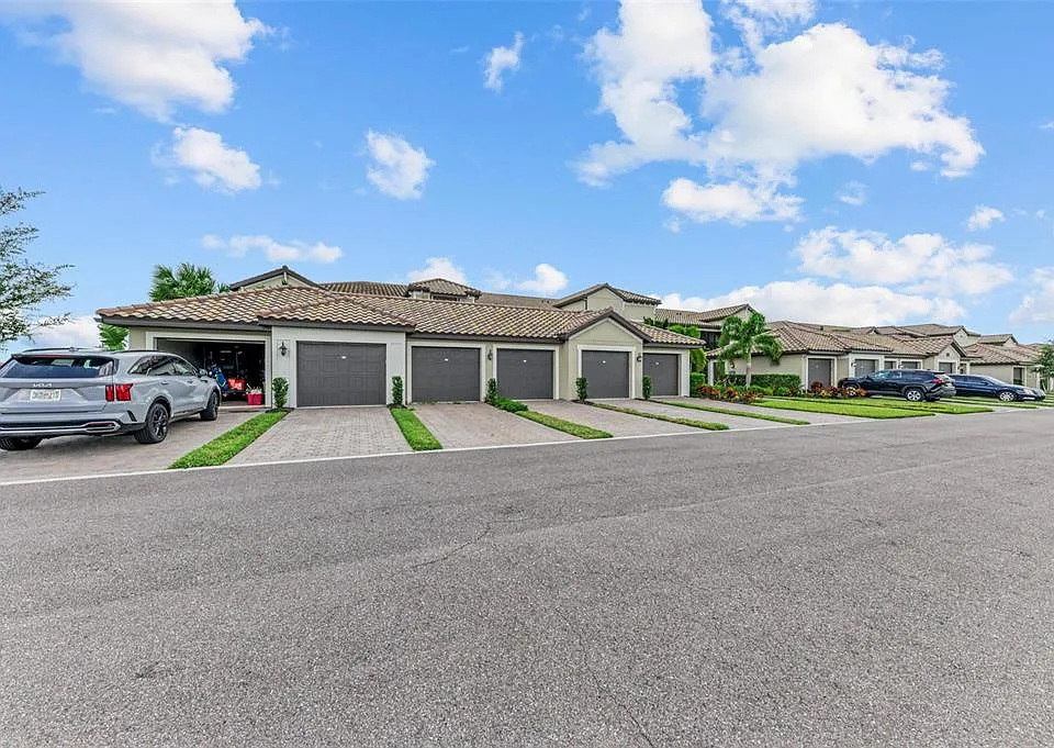 5685 Palmer Cir #105
