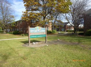 33 Briar St APT 32, Glen Ellyn, IL 60137