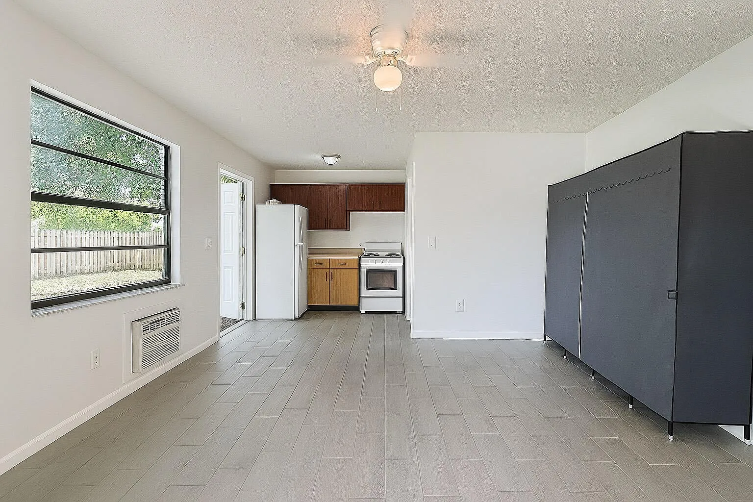 Studio, 1.0 bath, 400 sqft, $1,250 — Photo 4