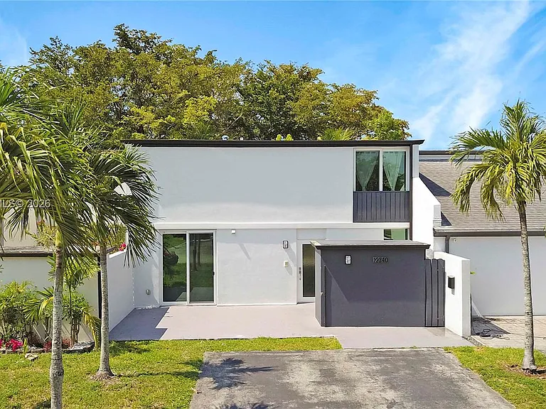 12340 SW 20th Ter #12340 — Photo 17