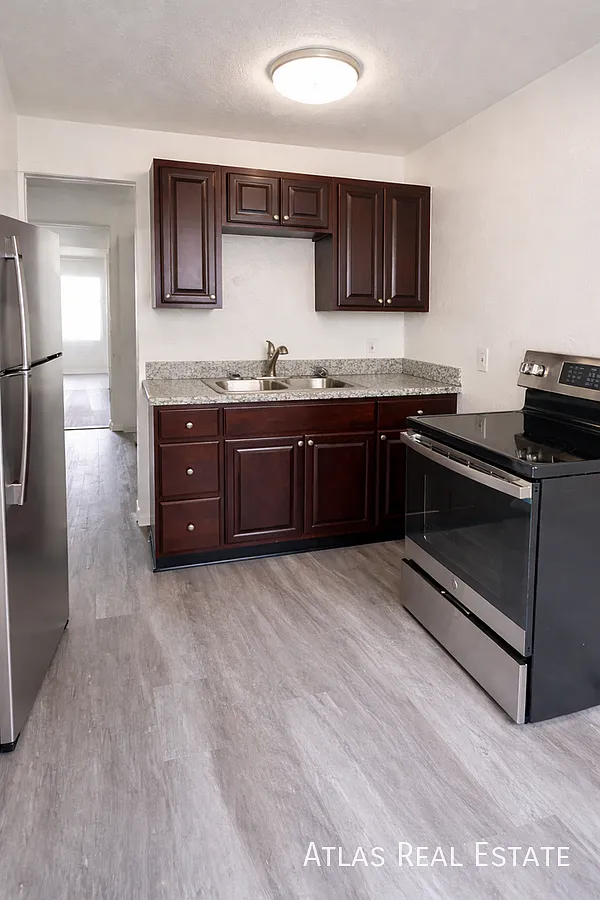 Free Application!! Updated 2 Bed Near Gcu — Photo 4