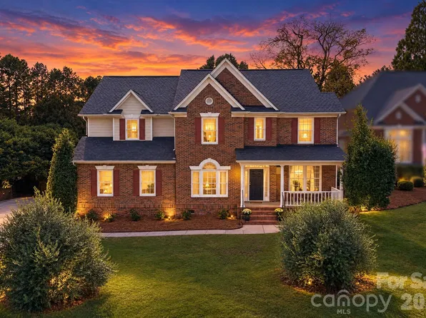 11528 Essex Fells Dr, Charlotte, NC 28277