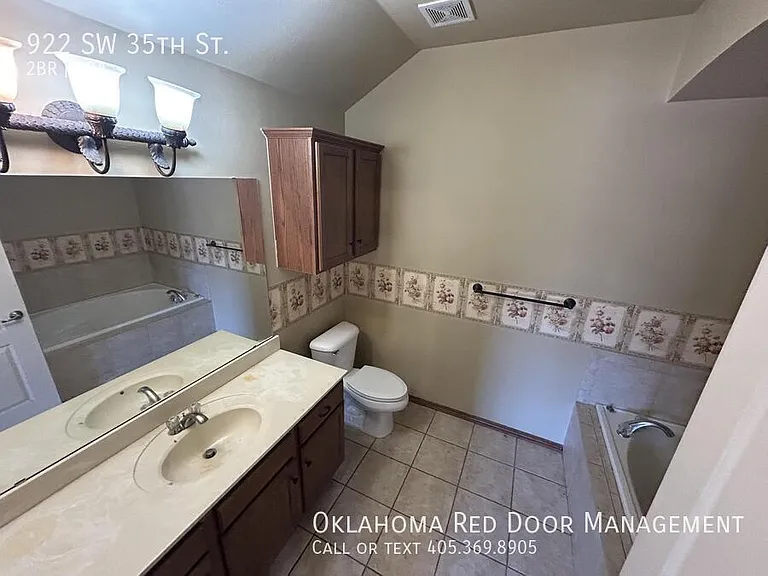 922 SW 35th St — Photo 8