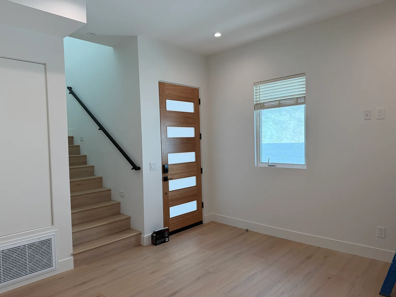 2 bed, 920 sqft, $4,950 — Photo 3