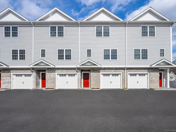 2 Beacon Sq #3, Fairfield, CT 06825