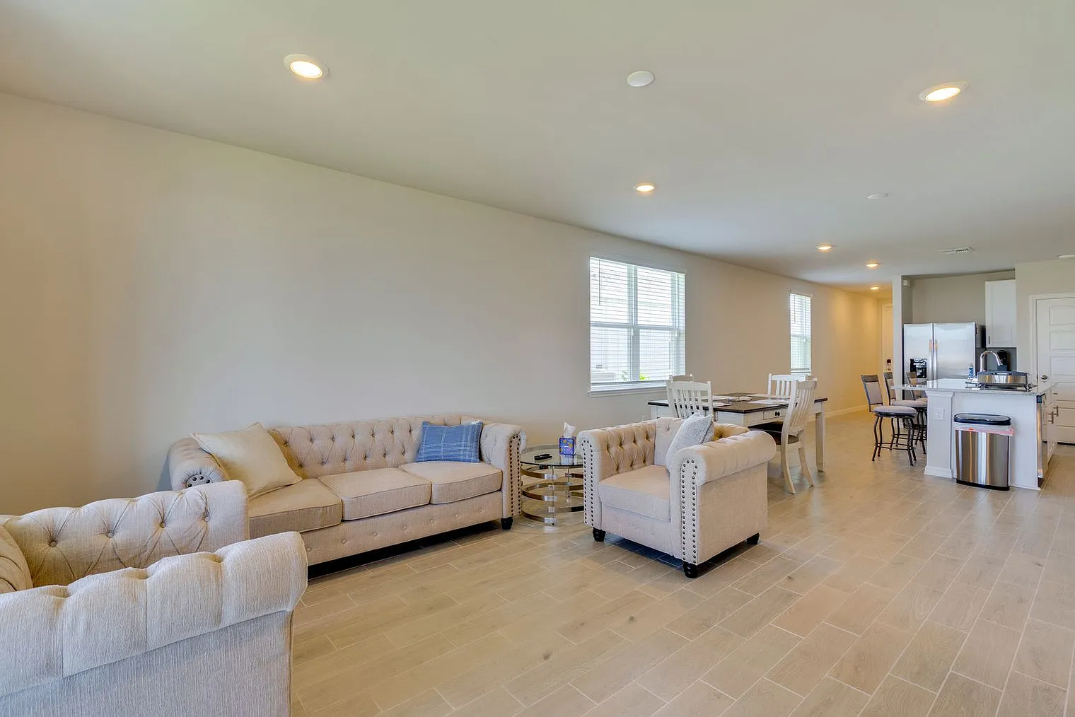 3 bed, 2.0 bath, 1689 sqft, $3,612 — Photo 4