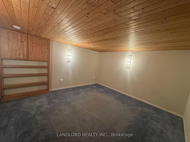 833 Laurier Ave — Photo 23