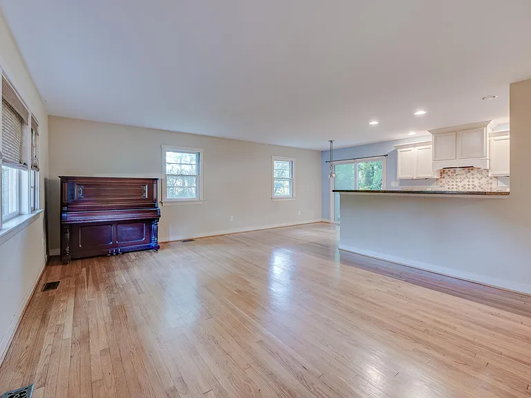 121 Winston Dr — Photo 12