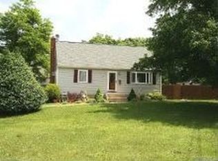 743 Muncey Rd, West Islip, NY 11795