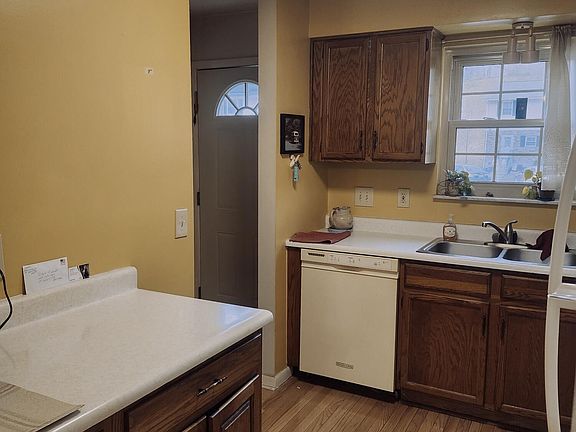 4th image of 1070 Emery Dr