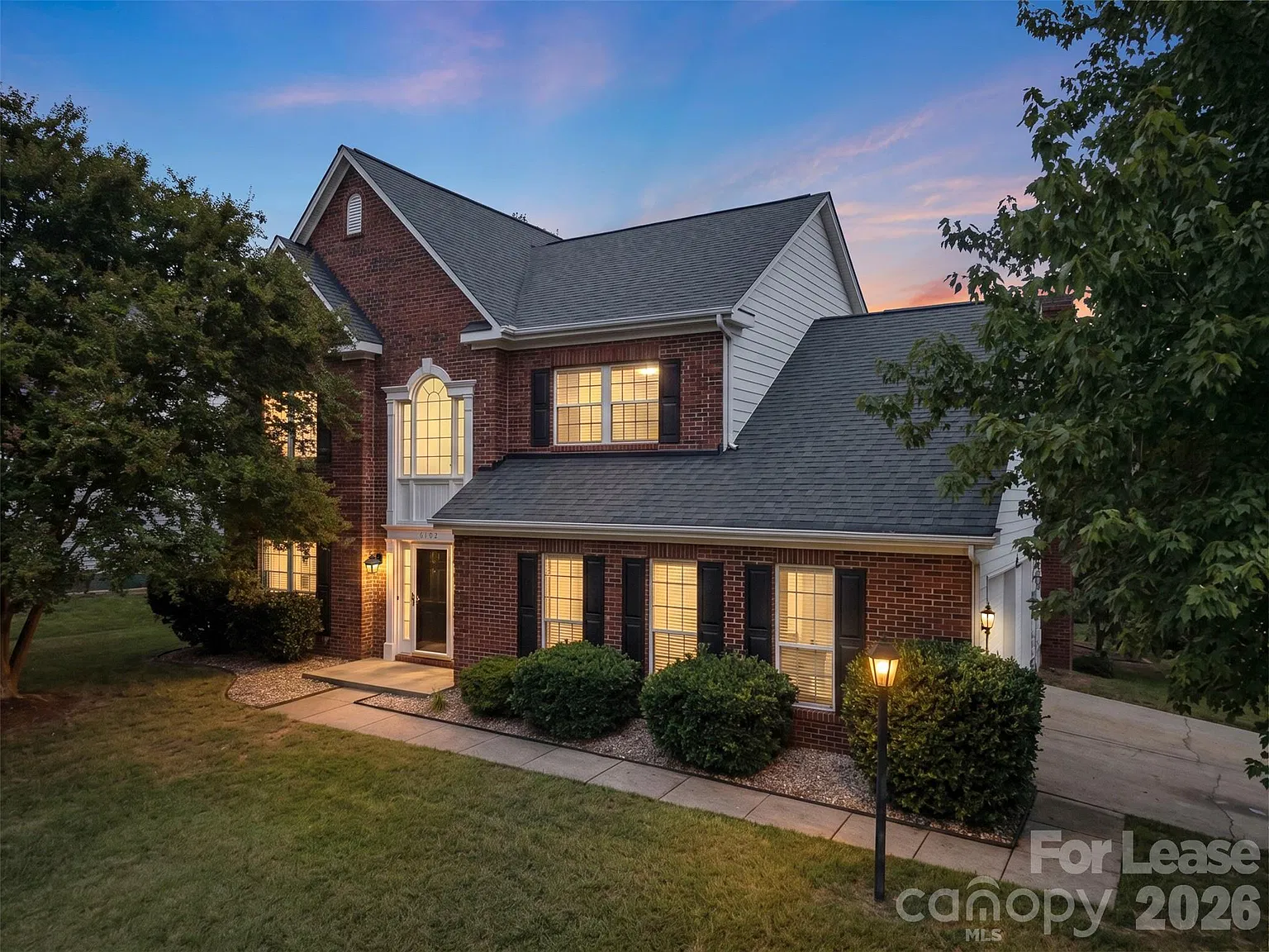 4 bed, 2.5 bath, 2203 sqft, $2,500 — Photo 2